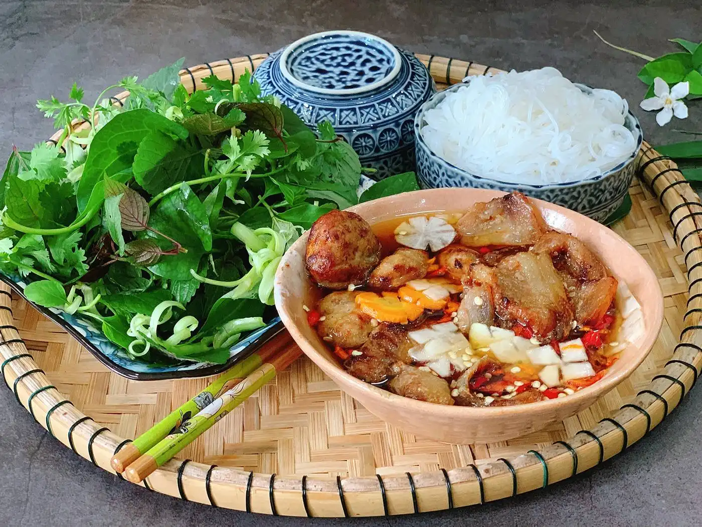 Bun Cha:ハノイの人々のシンプルな専門