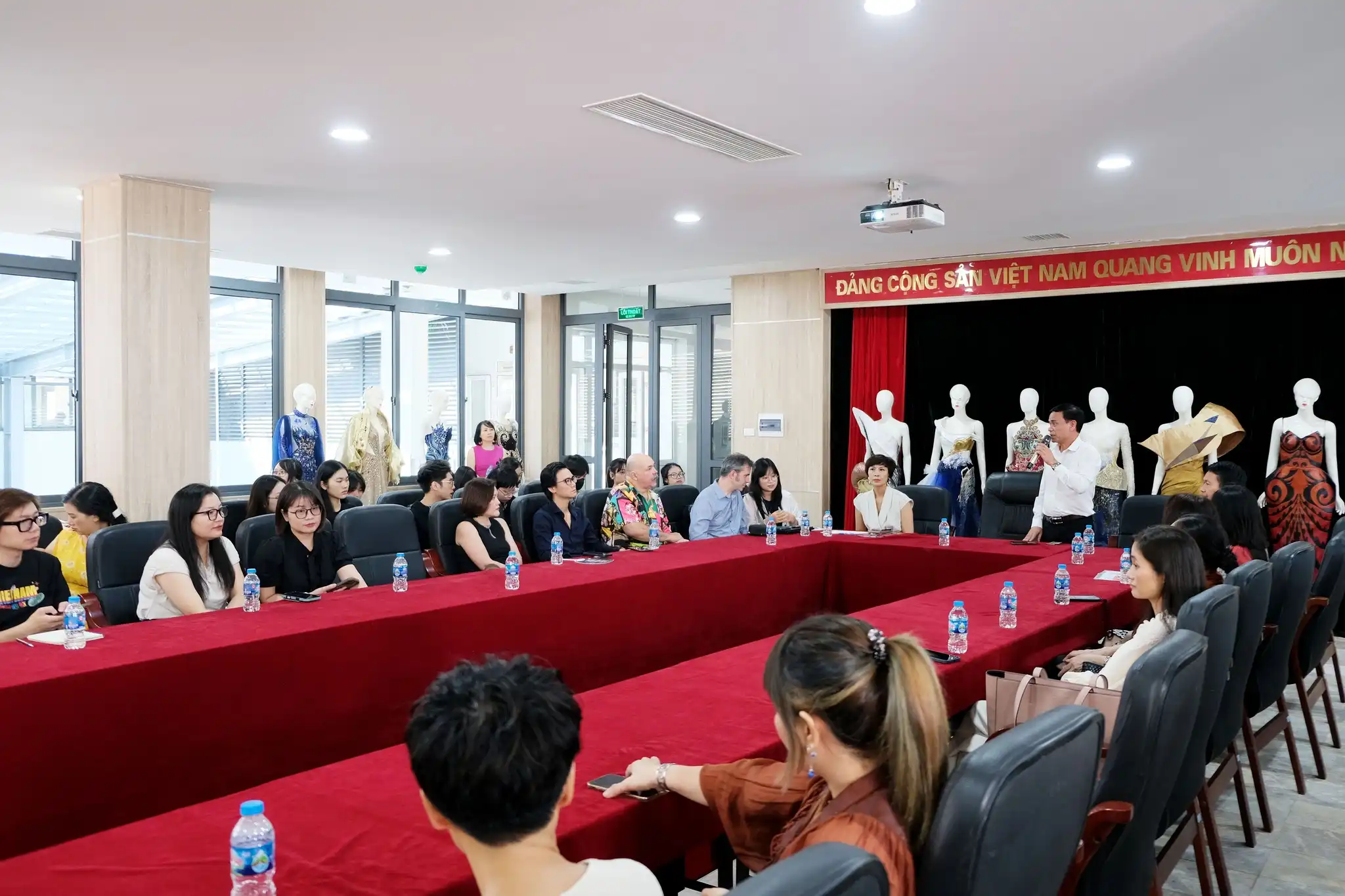 Hội thảo khoa học “SUST-AI-NABILITY”: Khi trí tuệ nhân tạo, thời trang và không gian cùng kiến tạo xu hướng tương lai