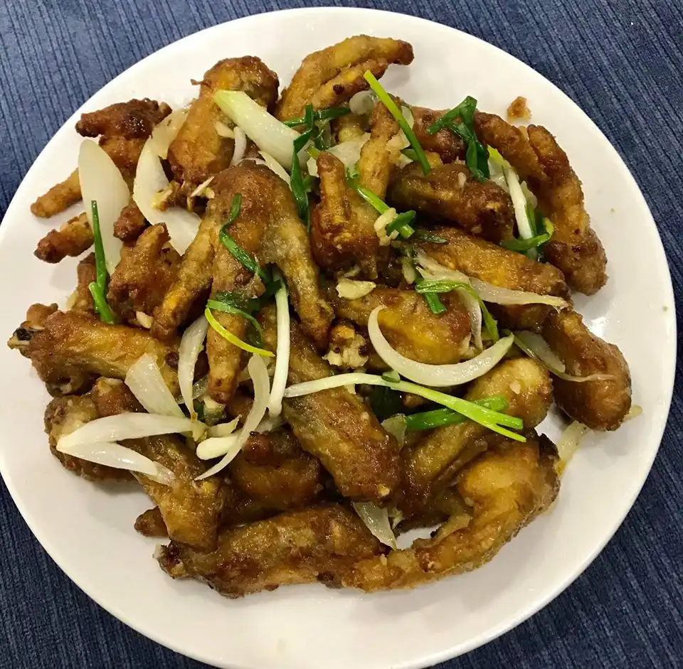 The secret to making fried chicken feet with garlic sauce is delicious and delicious