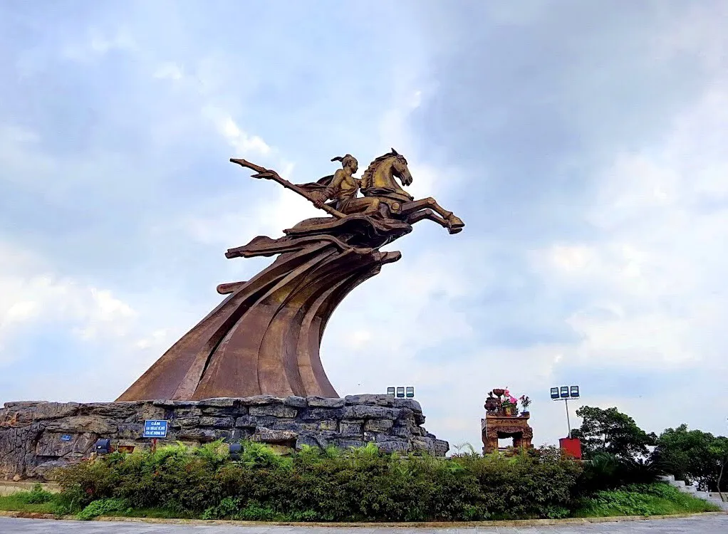 Located on the top of Da Chong mountain with giant size: 11.07m height, 16m extension, 85 tons weight, Thanh Giong monument seen from the foot of Ve Linh mountain stands tall and proud.